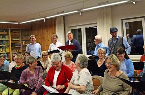 Die Männer sollen mit den Frauen flirten, hat die Chorleiterin gefordert, als das Ensemble ein ukrainisches Lied probt. Foto: Sabine Schwieder