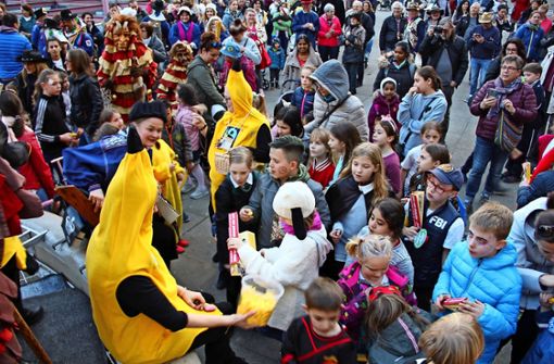 Als fair gehandelte Bananen verkleidet haben die Mitarbeiterinnen des Bezirksamtes in Feuerbach auf dem Wilhelm-Geiger-Platz mitgefeiert. Foto: Torsten Ströbele