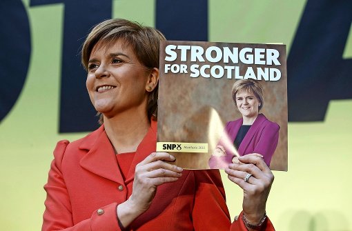 Die Chefin der sozialdemokratischen Schottischen Nationalpartei (SNP), Nicola Sturgeon, bejubelt den Sieg ihrer Partei. Foto: EPA