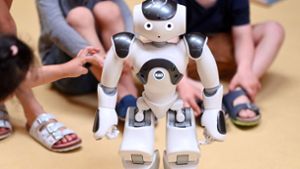 Das nette Gesicht der Künstlichen Intelligenz. Ein Roboter spielt mit Kindern im Kindergarten. Das aber ist nur eine Seite der Medaille. Foto: dpa/Uli Deck