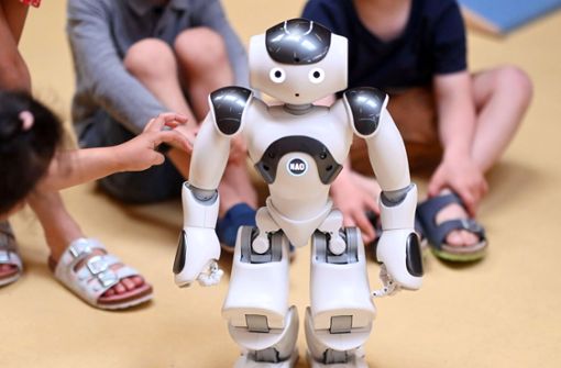Das nette Gesicht der Künstlichen Intelligenz. Ein Roboter spielt mit Kindern im Kindergarten. Das aber ist nur eine Seite der Medaille. Foto: dpa/Uli Deck