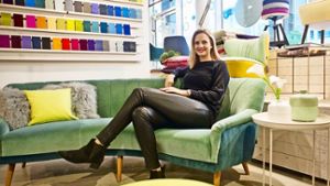 Die 29-jährige Iris Wilke liebt es, alte Möbel zu neuem Schick zu verhelfen Foto: Lichtgut/Max Kovalenko