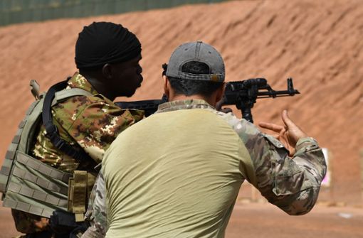Ein amerikanischer Soldat (rechts) beim Schießtraining mit einem Soldaten aus Mali Foto: AFP/Issouf Sanogo