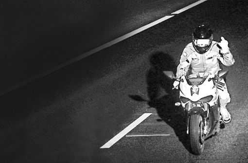 Dieser Motorradfahrer hat sich in München einen Spaß daraus gemacht, Blitzer auszulösen. Als er erwischt wurde, verging ihm das Lachen. Foto: Polizeipräsidium München/Archiv