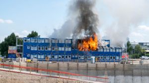Hohe Flammen schlugen aus den  Baucontainern. Foto: 7aktuell.de/Nils Reeh