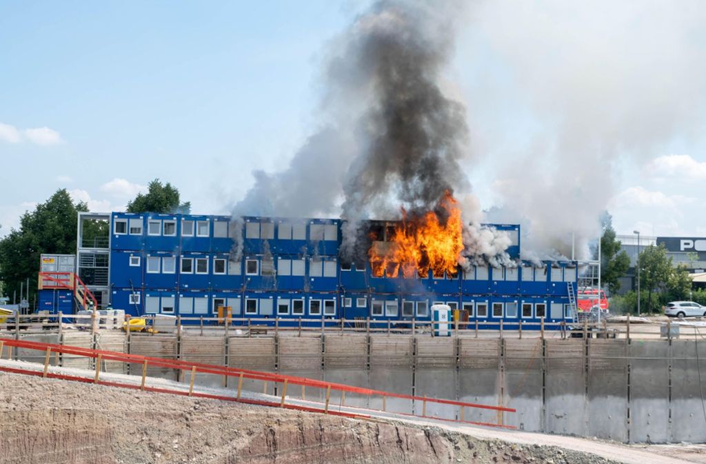 Hohe Flammen schlugen aus den  Baucontainern. Foto: 7aktuell.de/Nils Reeh