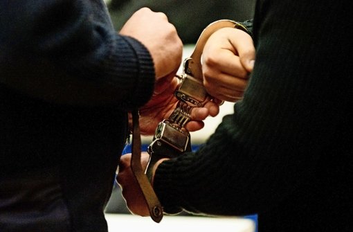Der 18-Jährige, der im Zusammenhang mit der Messerattacke im Stuttgarter Schlossgarten gesucht wurde, hat sich gestellt (Symbolbild) Foto: dpa