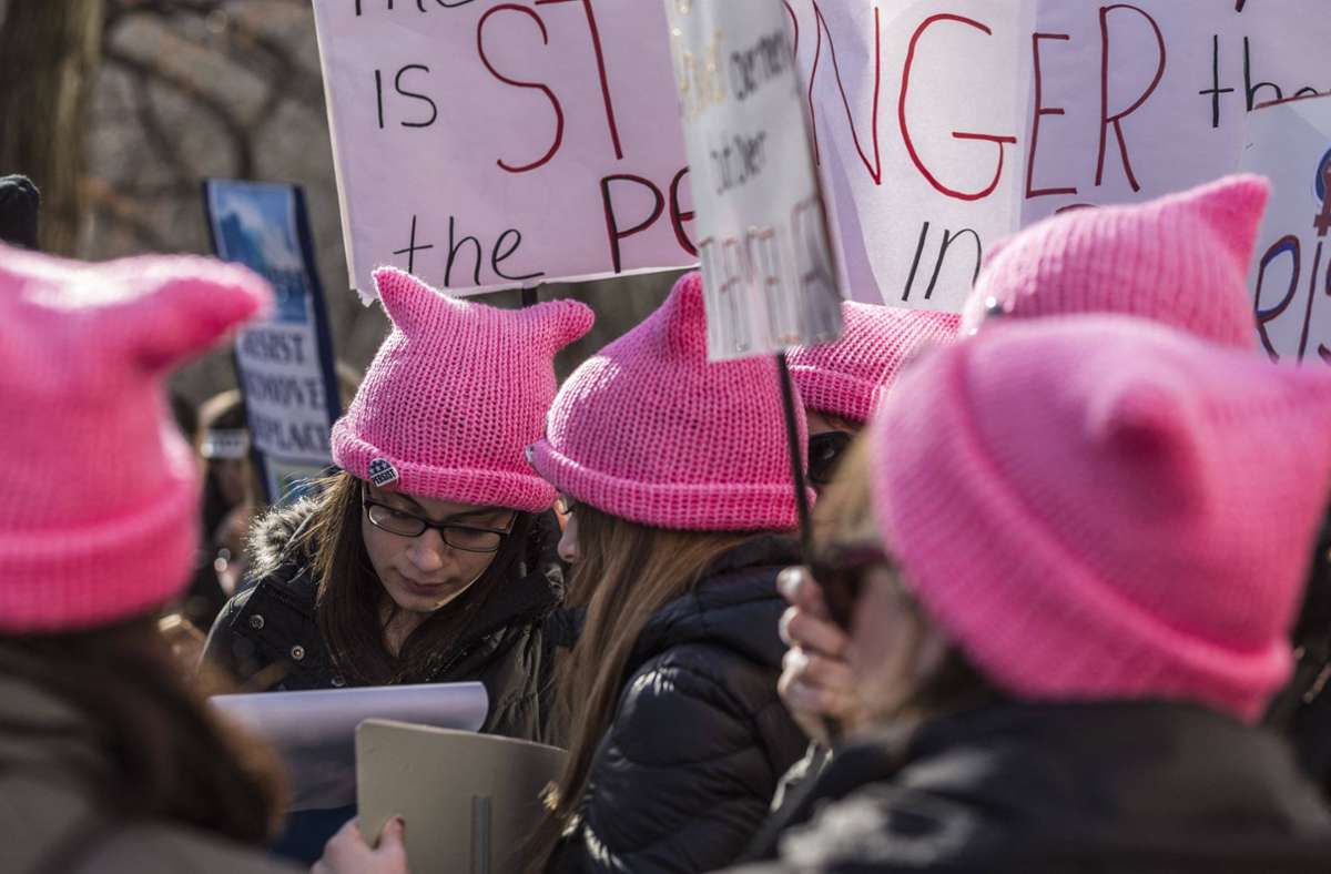 Frauen mit sogenanntem Pussy Hat in New York, der von 2017 an bei Demonstrationen für Frauenrechte vor allem in den USA getragen wurde.
