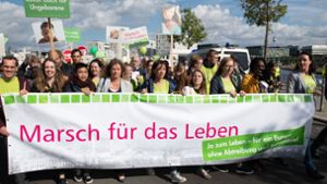 In Grußworten für den „Marsch für das Leben“ bezogen Vertreter der katholischen und evangelischen Kirche Stellung gegen Schwangerschaftsabbrüche. Foto: dpa
