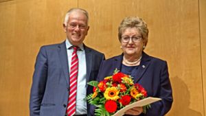 OB Fritz Kuhn hat Karin Thume für ihren ehrenamtlichen Einsatz ausgezeichnet. Foto: Lg/Leif Piechowski