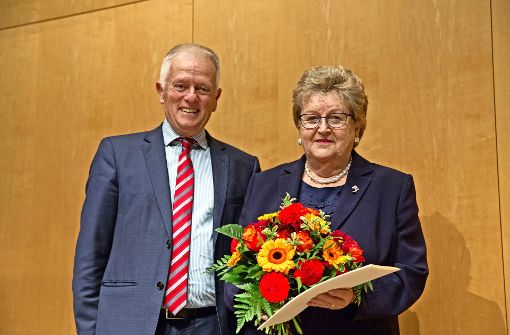OB Fritz Kuhn hat Karin Thume für ihren ehrenamtlichen Einsatz ausgezeichnet. Foto: Lg/Leif Piechowski
