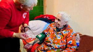 Für die 79-jährige Jewheniya ist der Besuch der Rotkreuz-Schwester Luba (links) der Höhepunkt des Tags. Foto: Till Mayer