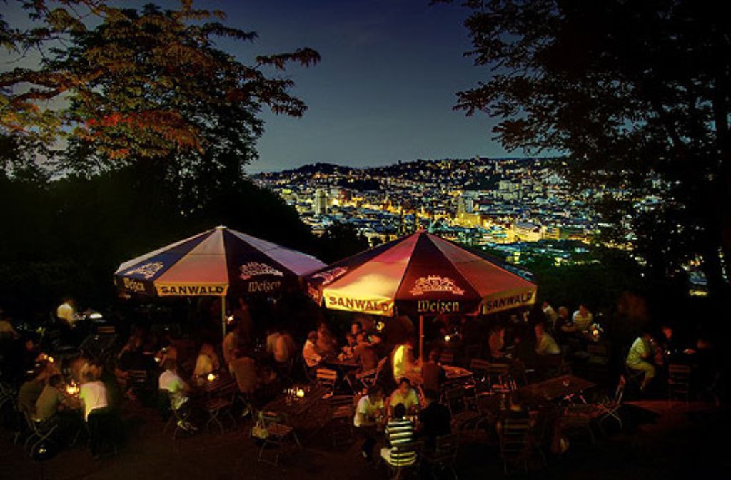 Ganz nah an den Sternen und über den Lichtern der Stadt: Der Biergarten auf der Karlshöhe bietet einen tollen Blick über die Stadt - bei Tag und bei Nacht.