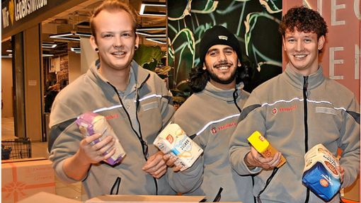 Niklas Schick, Serdar Sahin und Tim Ankele (von links) packen  Hilfspakete für die  Weihnachtstrucker-Aktion. Foto:  