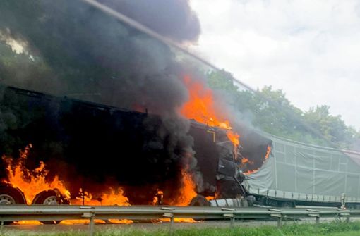 Der mit Kohle beladene Lastwagen brennt lichterloh. Foto: dpa/Julian Buchner