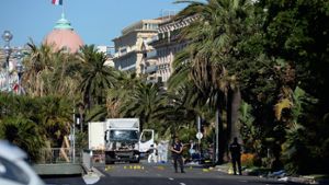14. Juli 2016: Bei einem Anschlag am französischen Nationalfeiertag sind in der Hafenstadt Nizza mindestens 80 Menschen getötet worden. Zahlreiche weitere wurden verletzt, als ein Lastwagen durch eine feiernde Menschenmenge raste. Foto: dpa