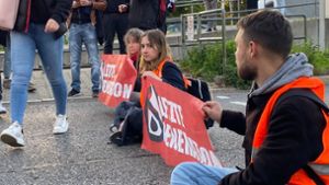 Am Mittwochmorgen haben drei Aktivisten der „Letzten Generation“ die Heilbronner Straße blockiert. Foto: /Andreas Rosar