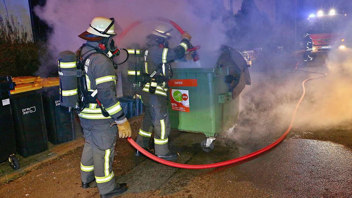 Silvester im Landkreis Ludwigsburg: Brennende Mülltonnen und Streitereien halten Polizei auf Trab