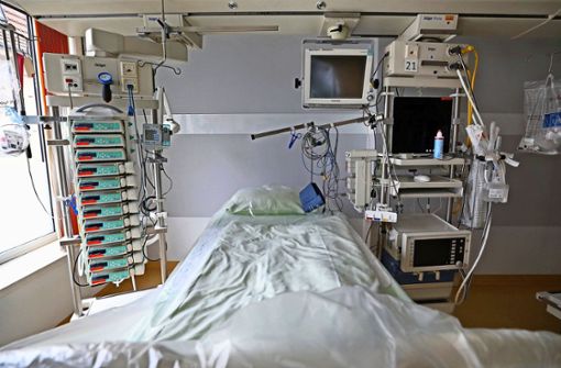 In den Kliniken des Kreises Ludwigsburg werden Notfallbetten vorbereitet, das Krankenhauspersonal wappnet sich  so gut es geht für eine Extremsituation mit vielen Schwerkranken. Foto: dpa/Bernd Wüstneck