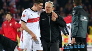 Mario Gomez vom VfB Stuttgart tröstet Christian Streich – auch nach dem nächsten Spieltag? Foto: Baumann