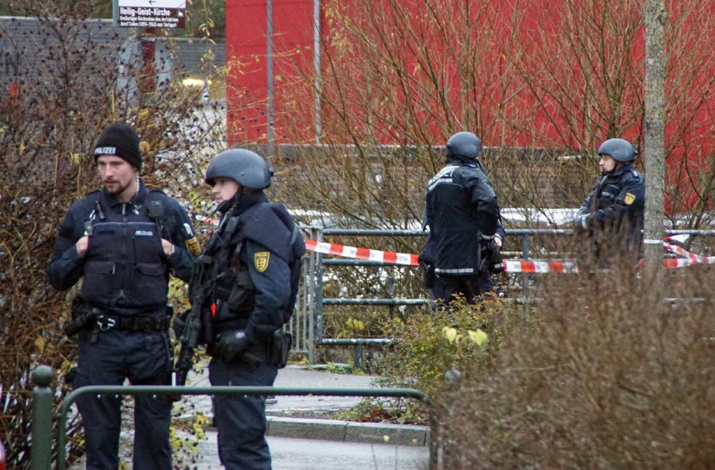 Polizeikräfte stehen in Schramberg nach einer Amokdrohung vor einer Schule.