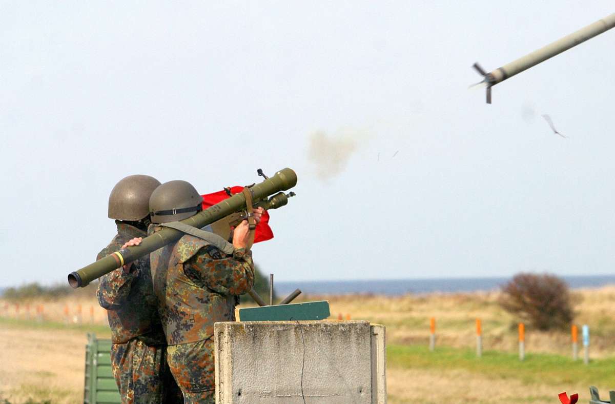 Lang ist’s her: Soldaten der Bundeswehr verschießen eine Strela-Luftabwehrrakete 2004 auf dem Übungsplatz Todendorf. Jetzt soll die Ukraine solche Waffen bekommen, die aus DDR-Beständen stammen. Foto: dpa/Michael Mandt