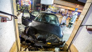 Mit mehr als zwei Promille Alkohol im Blut kracht ein 22-jähriger Autofahrer in Asperg gegen eine Hauswand. Foto: www.7aktuell.de | Karsten Schmalz