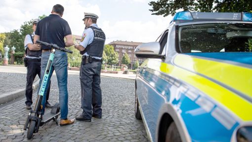 Die Polizei setzt verstärkt auf Kontrollen unter E-Scooter-Fahrern (Archivbild). Foto: dpa/Fabian Sommer