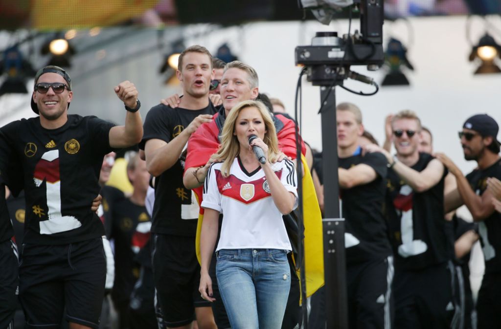 Wer erinnert sich nicht: Helene Fischer feiert mit der deutschen Nationalelf in Berlin den WM-Titel 2014.