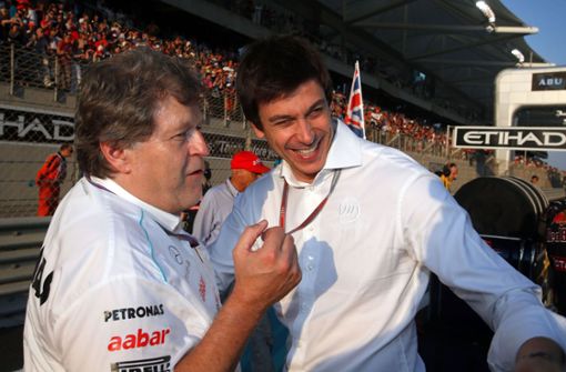 Der frühere Chef der Mercedes-Motorsportabteilung Norbert Haug (links) mit seinem Nachfolger Toto Wolff. Foto:  