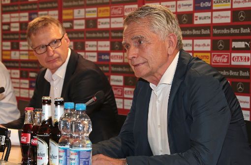 VfB-Sportvorstand Reschke, Aufsichtsratschef und Präsident Dietrich: Blitzwechsel Foto: Baumann