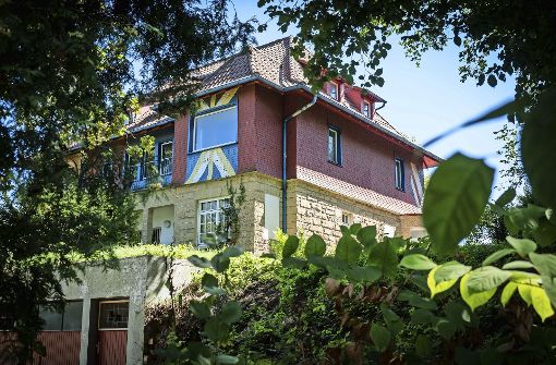 Außenansicht der Villa Hajek, einer „einmaligen Farbschachtel“, wie der Architekt Roland Ostertag sagt.  Foto: Lichtgut/Achim Zweygarth