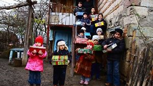 Knapp eine halbe Million Schuhkartons mit Geschenken wurden 2012 in Deutschland gepackt. Für viele bedürftige Kinder ist es oftmals das erste Geschenk überhaupt. Foto:  