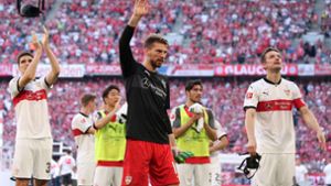 Bis bald in der Europa League? Die Spieler des VfB Stuttgart feiern nach dem 4:1 in München mit ihren Fans. Foto: Baumann