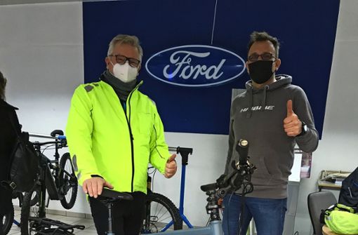 Gewinner Stephan Kessler  bei der Übergabe des Hauptpreises durch Timo Renz vom Zweiradshop-Renz (von links). Foto: Lions Club
