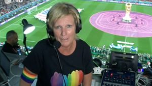 Claudia Neumann hat bei der WM Regenbogenfarben getragen. Foto: dpa/ZDF