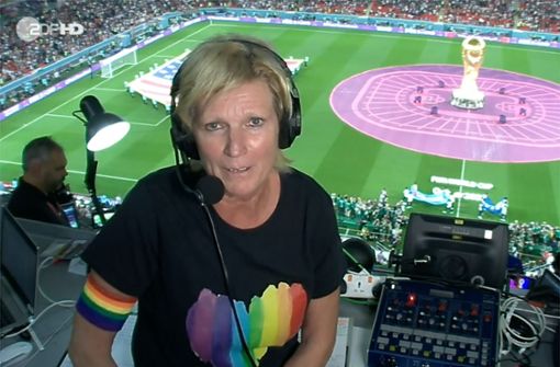 Claudia Neumann hat bei der WM Regenbogenfarben getragen. Foto: dpa/ZDF