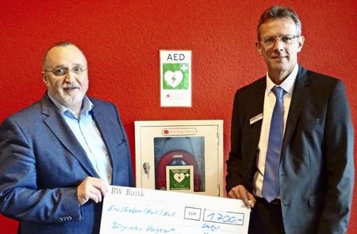 Der Bürgerverein Neugereut mit  Gerd Schmid (links)  hat mit Hilfe einer Spende von der BW-Bank  kürzlich einen Defibrillator angeschafft. Foto: Bürgerverein Neugereut