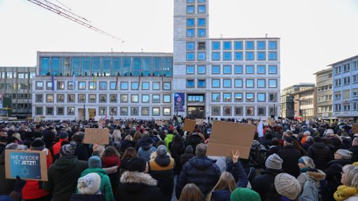 Das Rathaus als Kulisse: Demonstration auf dem Marktplatz. Foto: Lichtgut/Zophia Ewska