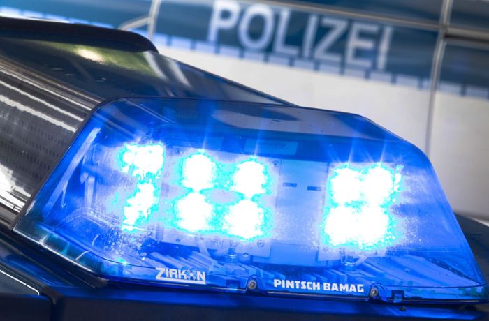 A81 bei Mundelsheim: Opel-Fahrer schläft am Steuer ein – Auto überschlägt sich