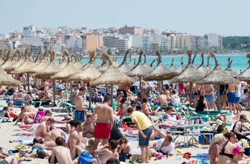 Mallorca will das negative Image der Insel  in den Griff bekommen. Foto: dpa/Julian Stratenschulte