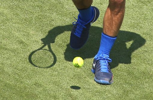 Schattenspiele: die Beine von Roger Federer beim Stuttgarter Weissenhof-Turnier. Keiner versteht sich so auf das kunstvolle Spiel wie der Schweizer Tennis-Maestro. Foto: Pressefoto Baumann