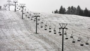 Auf dem Feldberg im Schwarzwald liegt eine bislang sehr dünne Schneeschicht. Foto: dpa