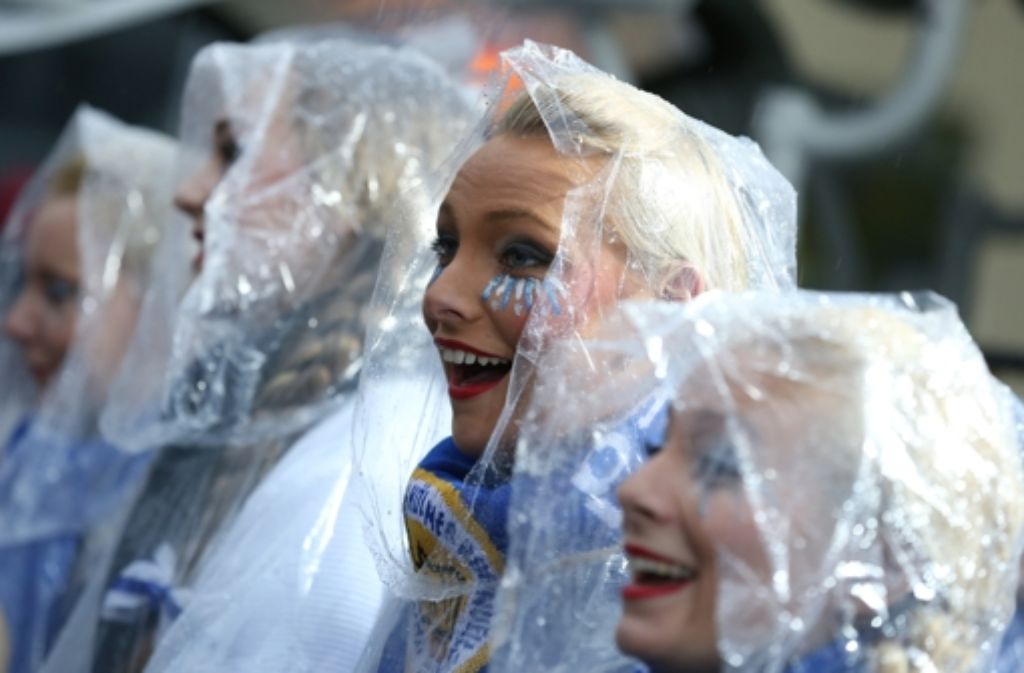 Karnevals-Spaß gibt’s in Köln auch in der Regen-Pellerine.