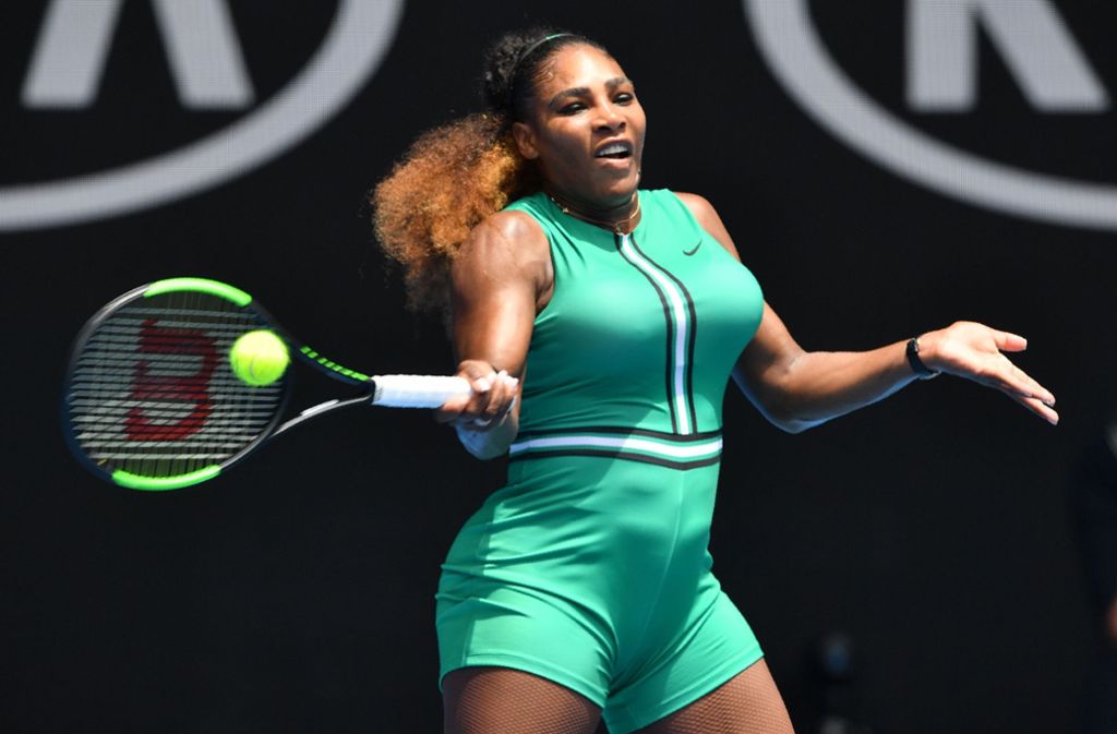 Serena Williams trägt einen anliegenden und figurbetonten grünen Einteiler.