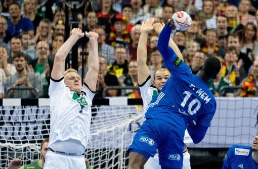 Die deutschen Handballer haben sich mit einem Remis gegen Weltmeister Frankreich den Einzug in die Hauptrunde der Heim-WM erkämpft. Foto: dpa