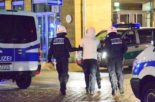 Nach den Krawallen Ende März in Ludwigsburg will die Polizei Maßnahmen gegen rivalisierende Straßenbanden verschärfen.  Foto: dpa