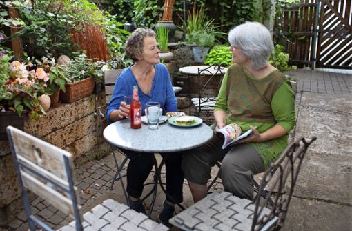 Auch  Evelyn Weiblen (links) mit ihrem floralen Café in Schwaikheim hat Ute Friesen besucht – hier beim Gespräch im prächtig-heimeligen Außenbereich des Blumengeschäfts. Foto: Horst Rudel