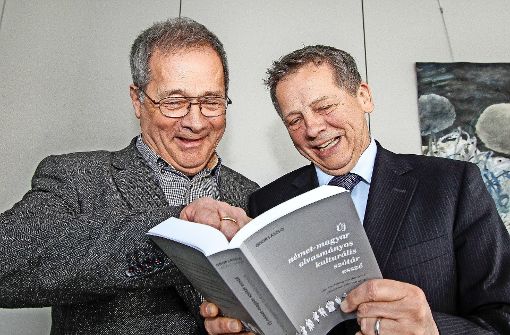 László Ódor (links) und Georg Brenner schmökern gemeinsam. Foto: factum/Bach