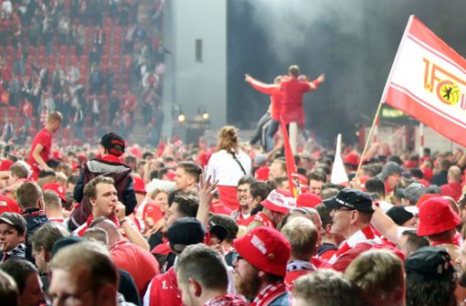 Die Fans von Union Berlin feiern den Aufstieg. Foto: Andreas Gora/dpa
